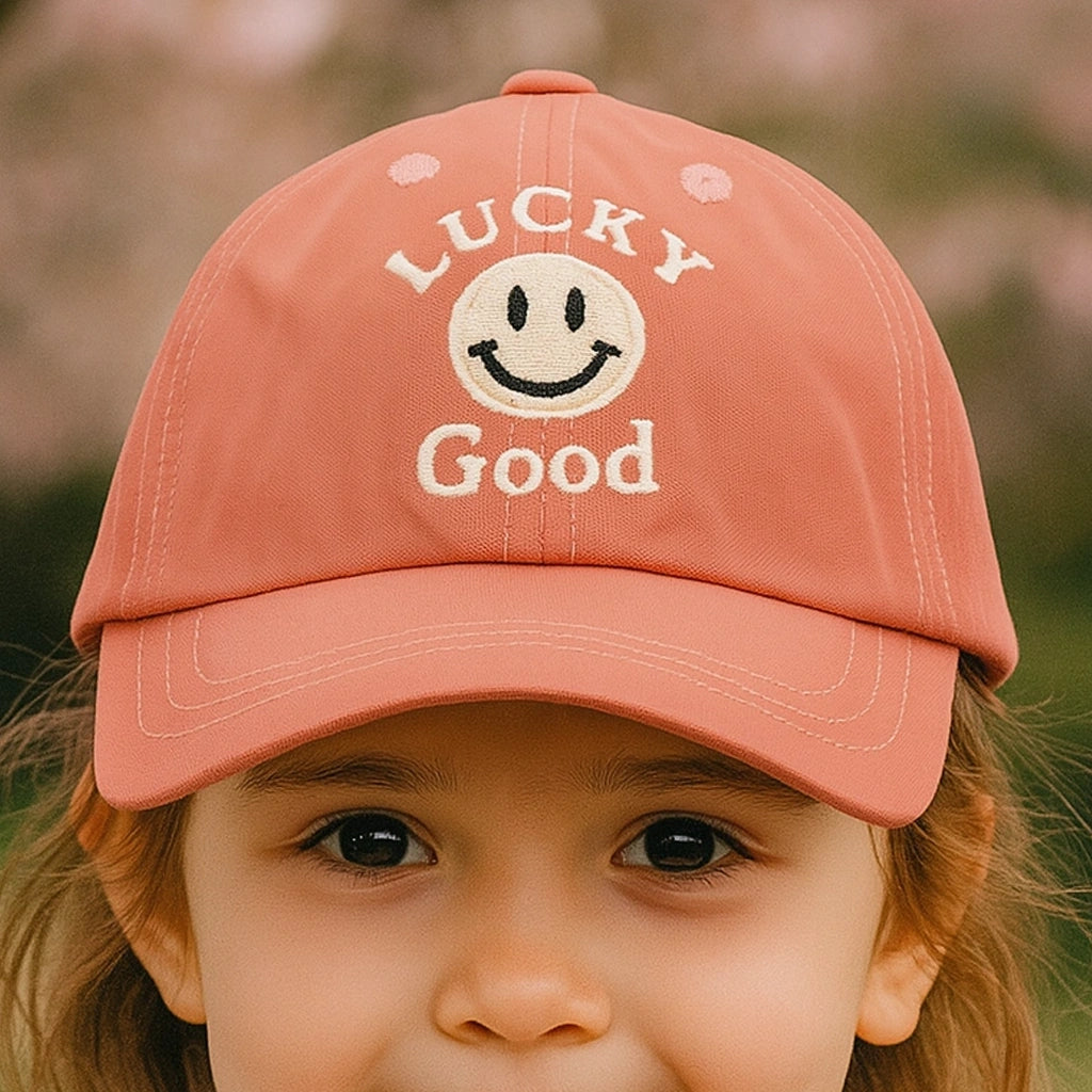 Gorra Unisex “LUCKY GOOD” con Carita Feliz – Estilo Fresco y Positivo