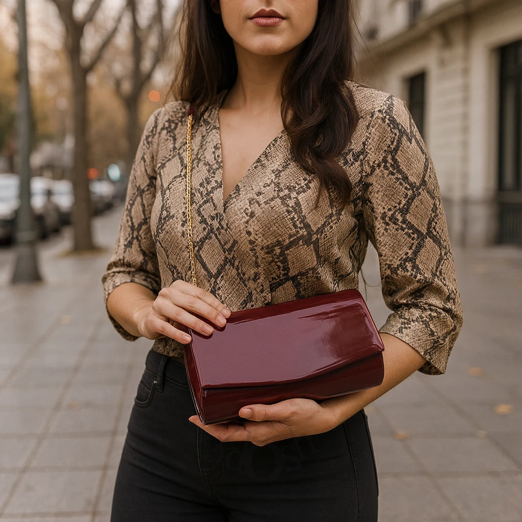 Vanite de Lujo en Charol Brillante – Elegancia Clásica y Versatilidad