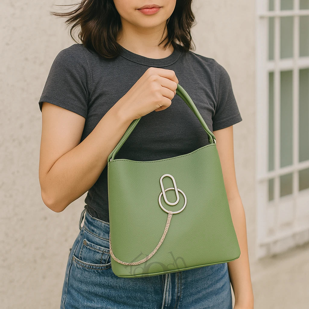 Cartera con Cadena Decorativa – Elegancia Moderna y Actitud Urban