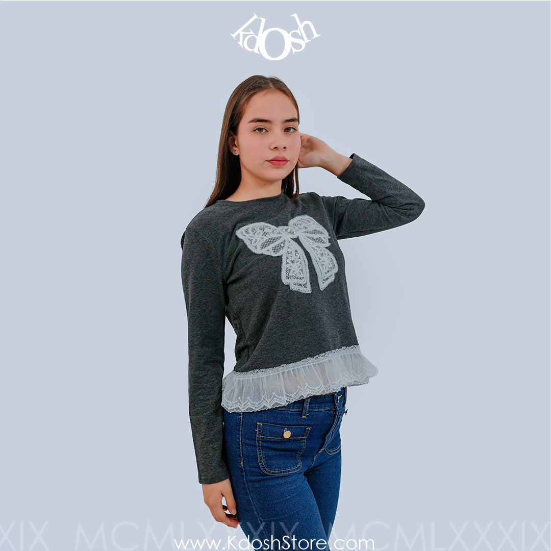 Polo Casual con Acabados en Encaje y Lazo Decorativo