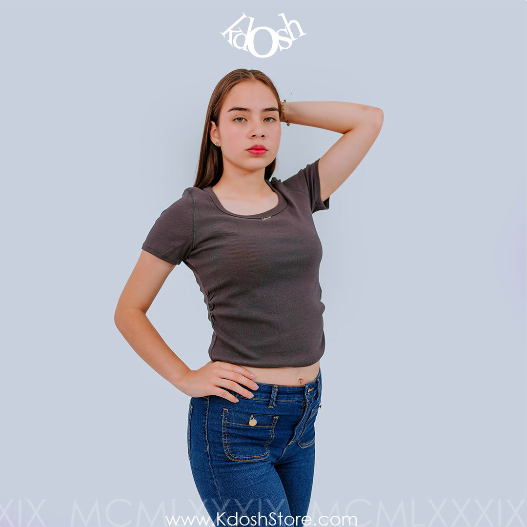 Polo Crop Top Ajustado – Estilo Casual y Juvenil