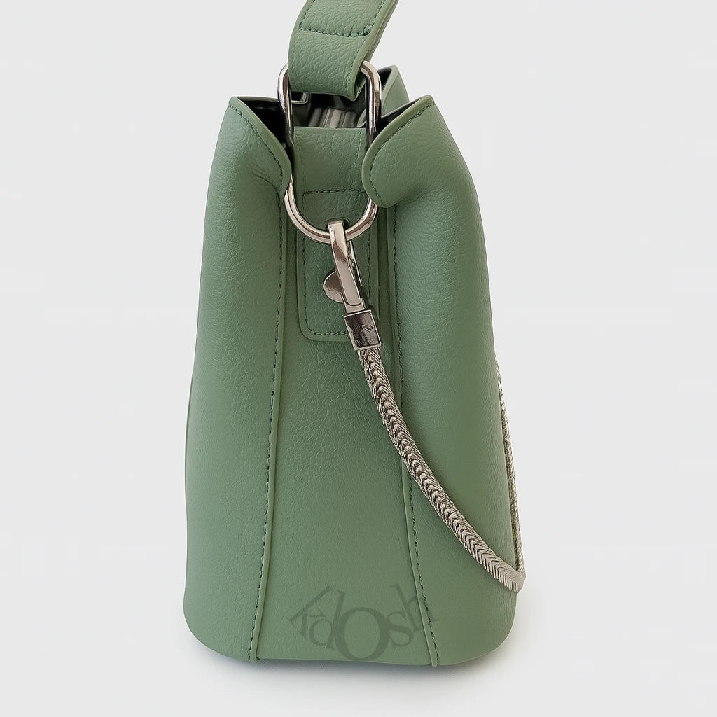 Cartera con Cadena Decorativa – Elegancia Moderna y Actitud Urban