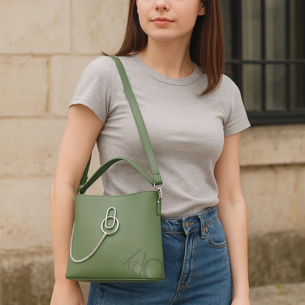 Cartera con Cadena Decorativa – Elegancia Moderna y Actitud Urban