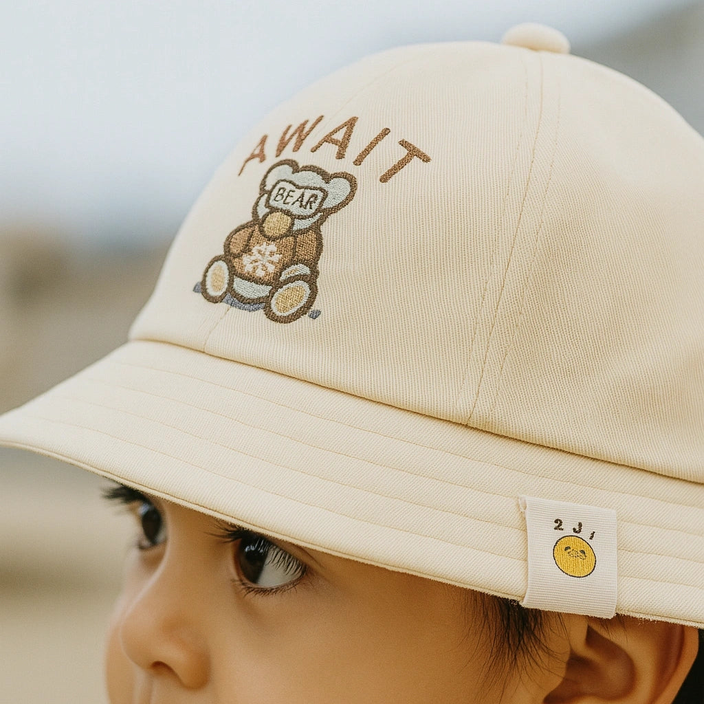 Sombrero Bucket Infantil “Await Bear” – Comodidad y Protección v