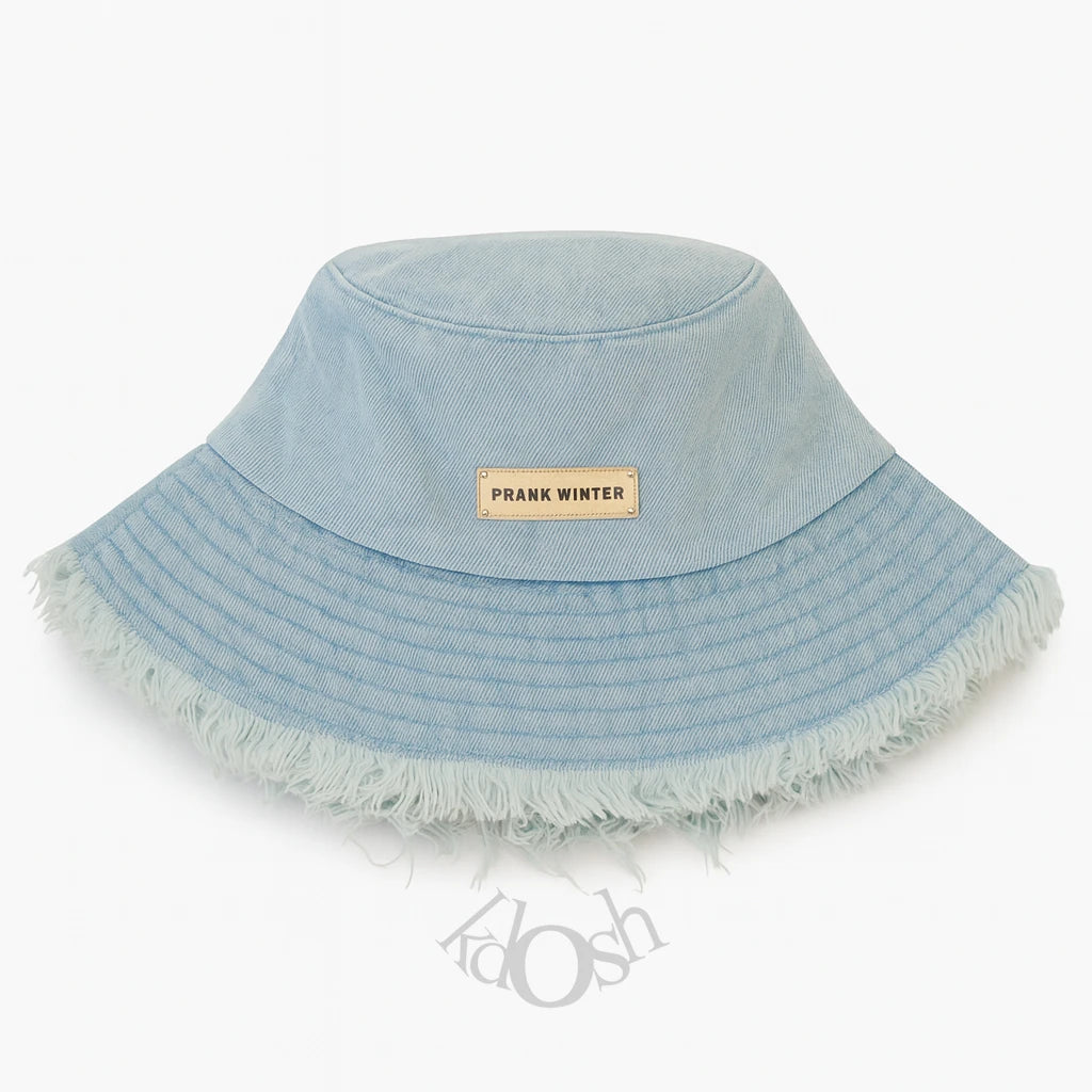 Sombrero denim con placa minimalista y estilo urbano