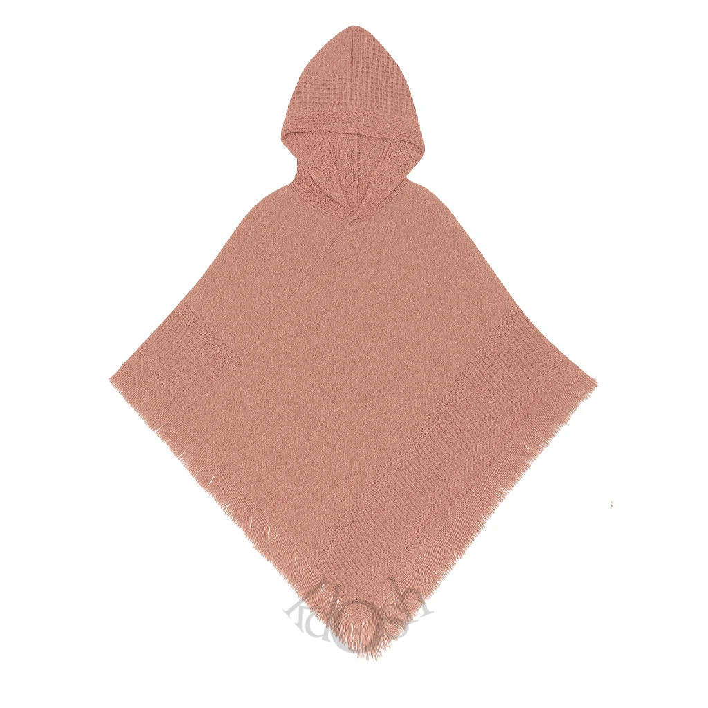 PONCHO DE PUNTO CON CAPUCHA Y FLECOS – ESTILO BOHEMIO Y CONFORT 🧥
