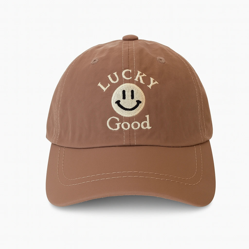 Gorra Unisex “LUCKY GOOD” con Carita Feliz – Estilo Fresco y Positivo