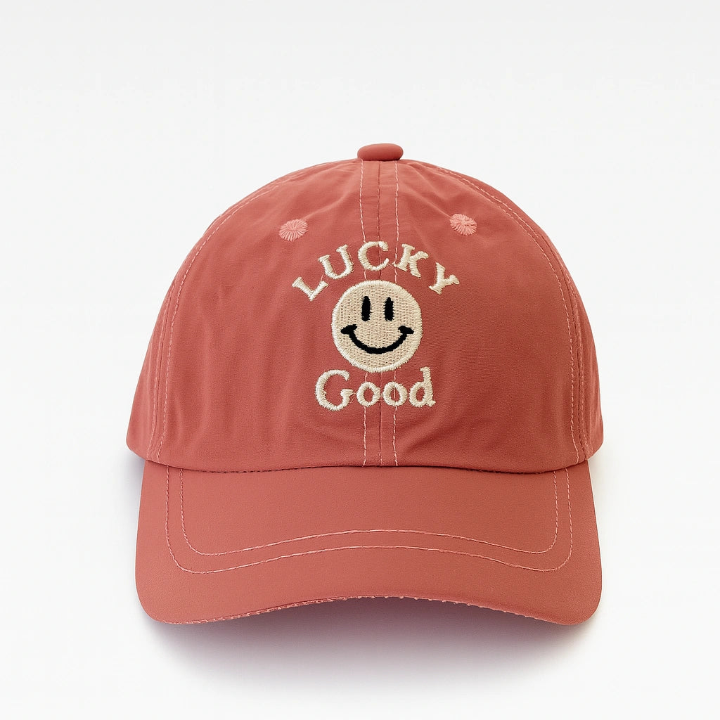 Gorra Unisex “LUCKY GOOD” con Carita Feliz – Estilo Fresco y Positivo