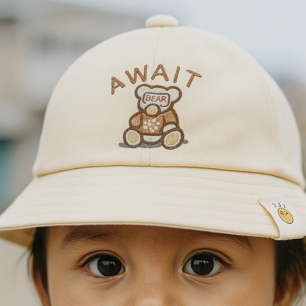 Sombrero Bucket Infantil “Await Bear” – Comodidad y Protección v