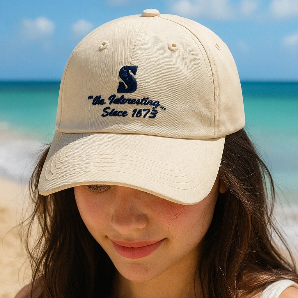 Gorra Unisex Estilo Streetwear con Inicial “S - Since 1683”