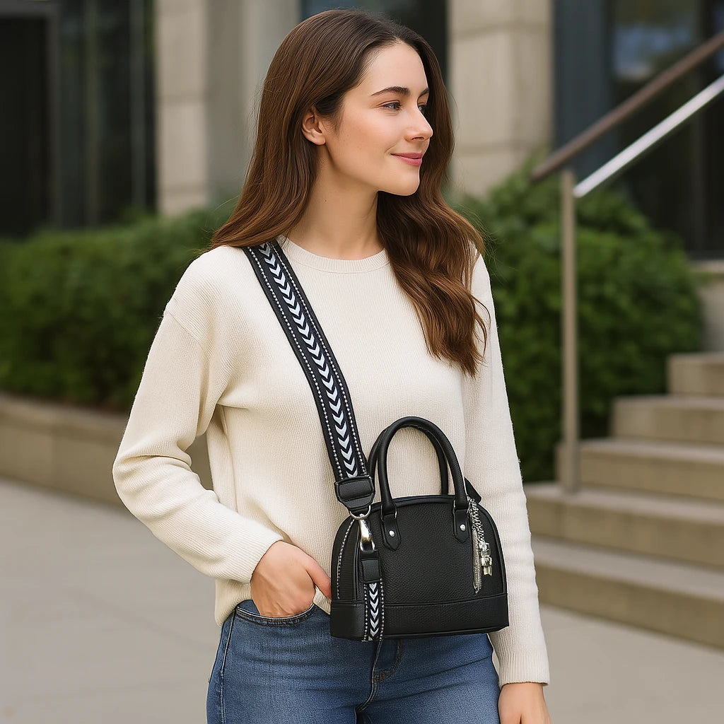 Cartera de Mano con Adorno Metálico – Estilo Minimalista y Sofisticado