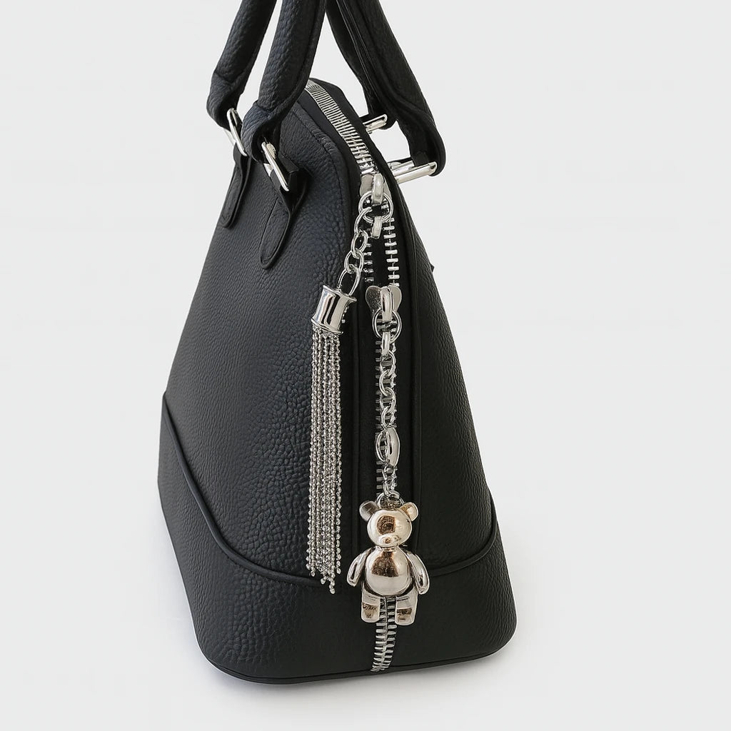 Cartera de Mano con Adorno Metálico – Estilo Minimalista y Sofisticado