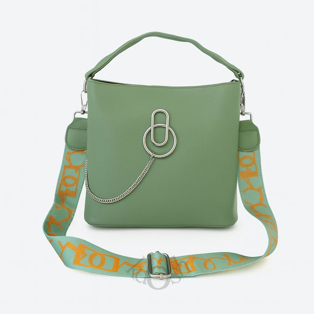 Cartera con Cadena Decorativa – Elegancia Moderna y Actitud Urban