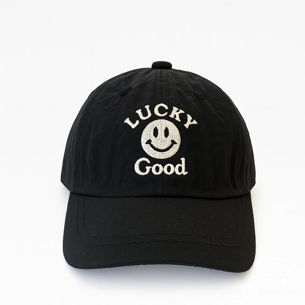 Gorra Unisex “LUCKY GOOD” con Carita Feliz – Estilo Fresco y Positivo
