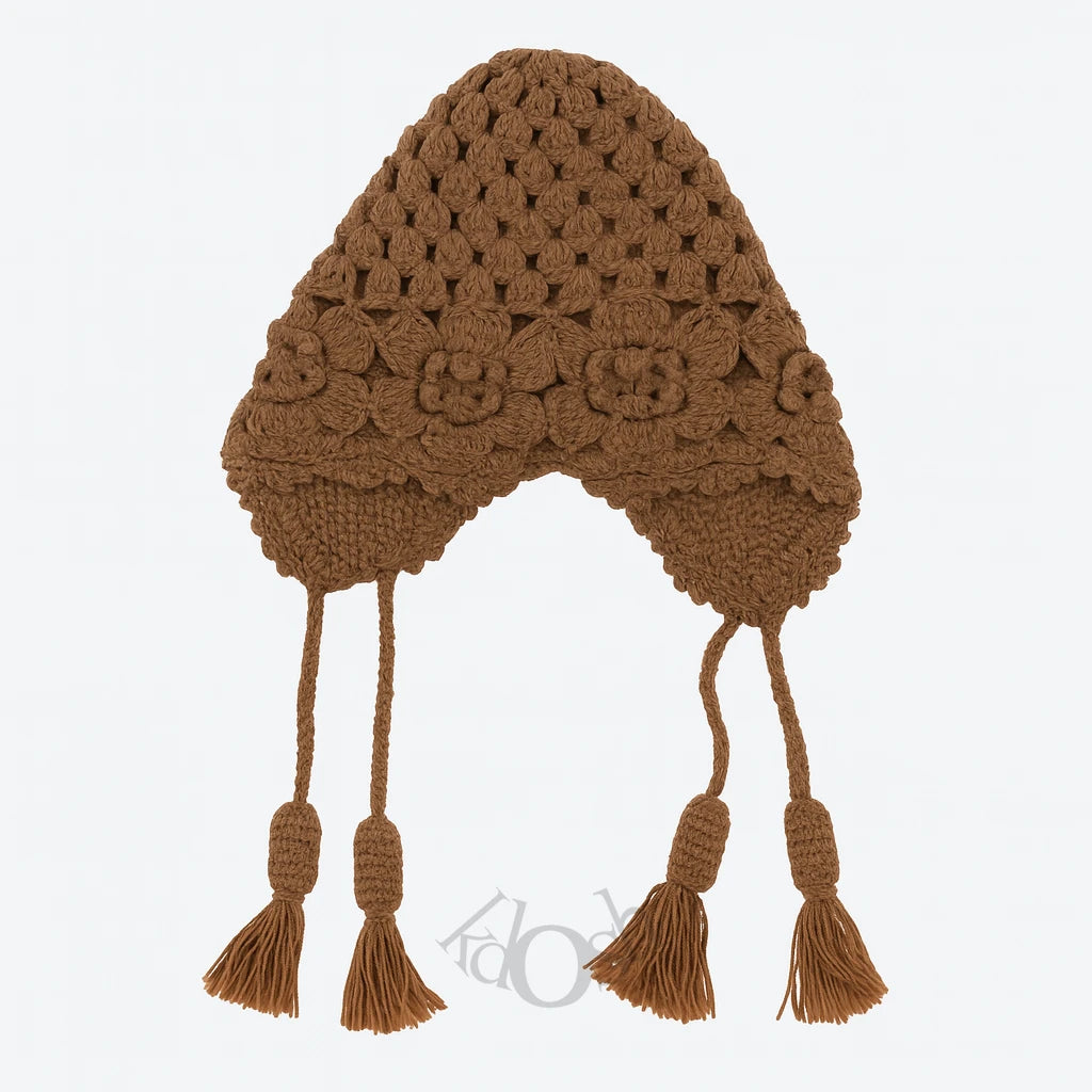 GORRO DE PUNTO CON FLORES Y POMPONES