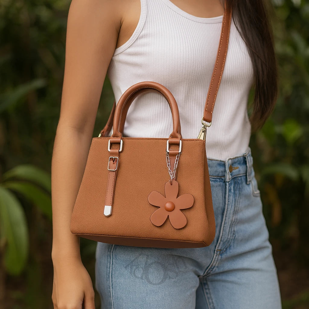 Cartera Texturizada con Llavero Floral – Chic y Versátil