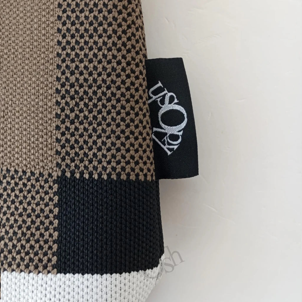 Bolso Estampado en Chevrón – Moderno y Versátil