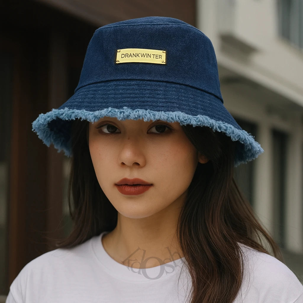 Sombrero denim con placa minimalista y estilo urbano