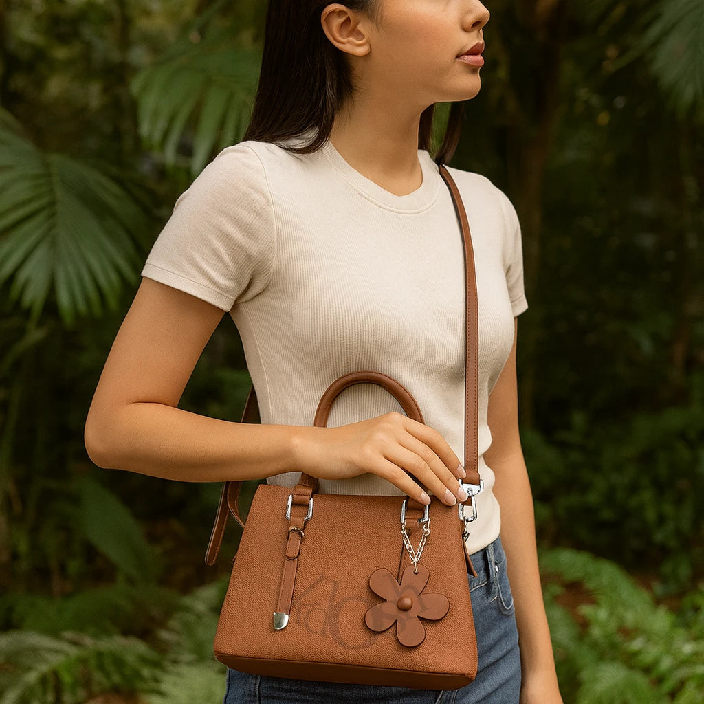 Cartera Texturizada con Llavero Floral – Chic y Versátil