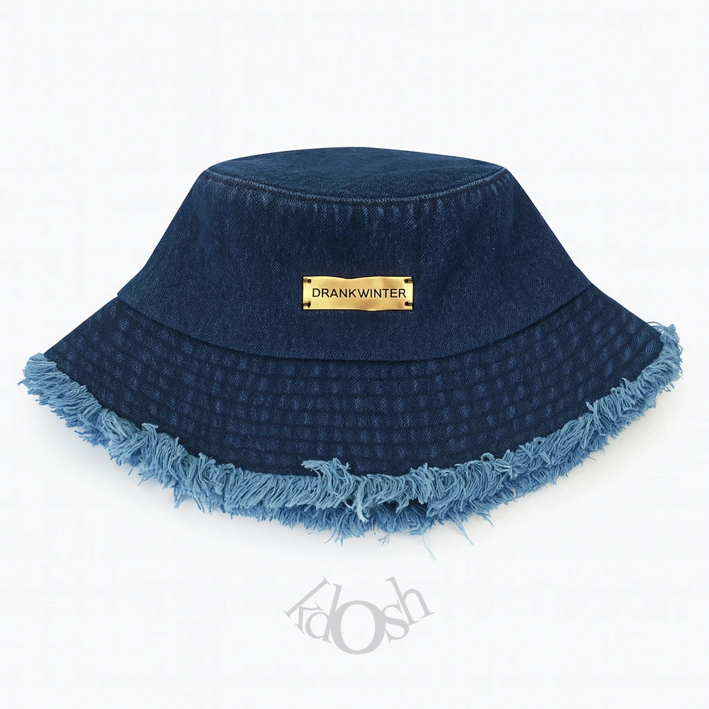 Sombrero denim con placa minimalista y estilo urbano