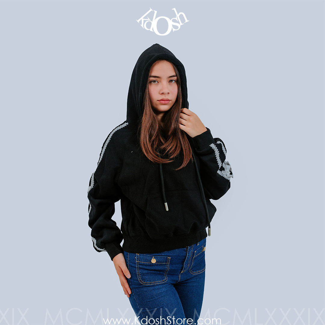 Polera con Capucha – Elegancia Casual con Detalles Únicos
