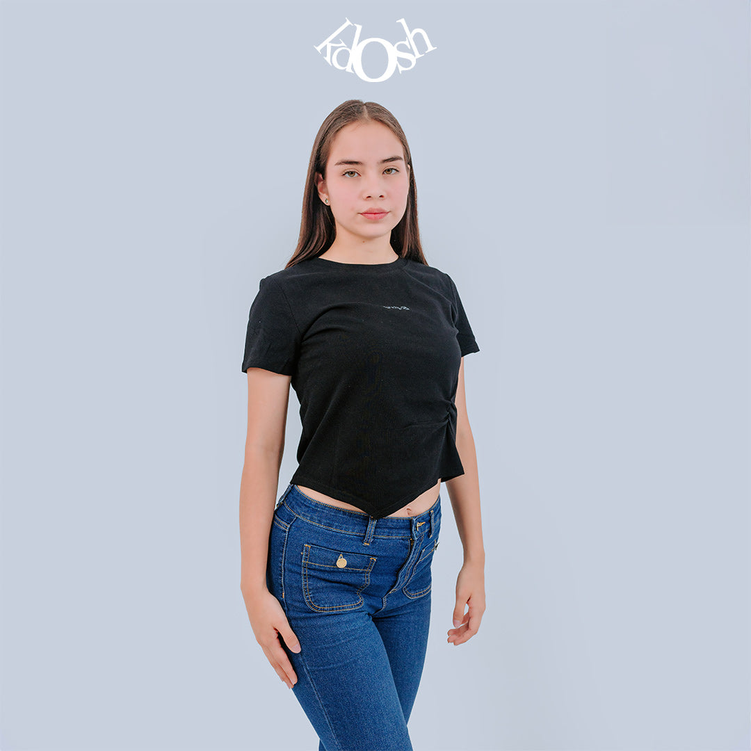 Polo Top Ajustado con Nudo – Estilo Moderno y Minimalista
