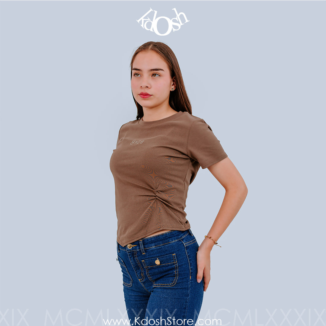 Polo Top Ajustado con Nudo – Estilo Moderno y Minimalista