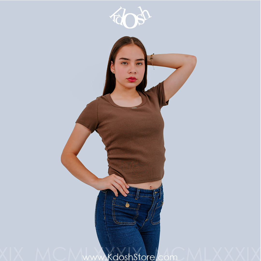 Polo Crop Top Ajustado – Estilo Casual y Juvenil