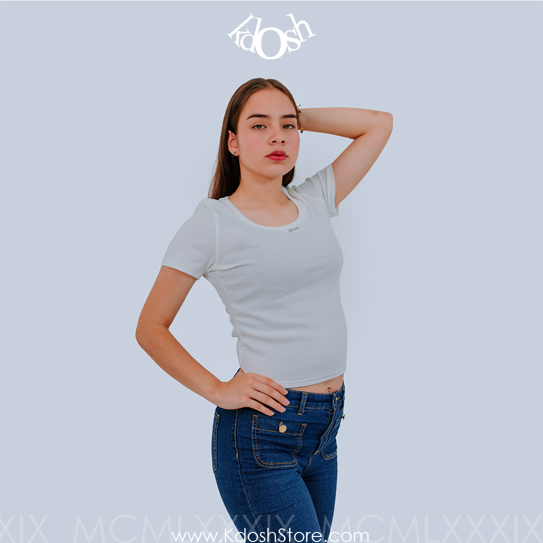Polo Crop Top Ajustado – Estilo Casual y Juvenil
