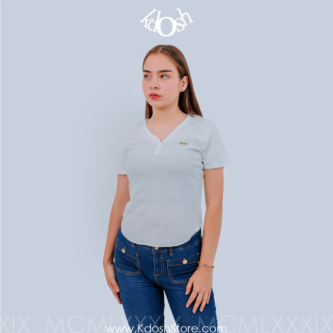 Polo Cuello en V Moderno – Diseño Elegante y Versátil
