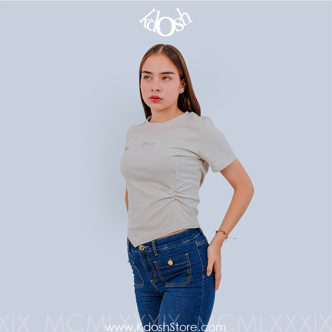 Polo Top Ajustado con Nudo – Estilo Moderno y Minimalista