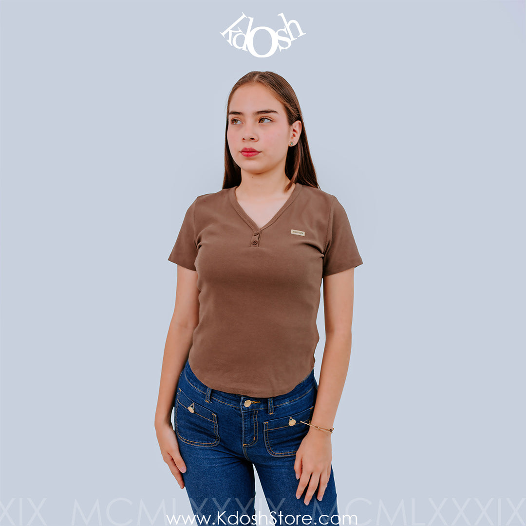Polo Cuello en V Moderno – Diseño Elegante y Versátil