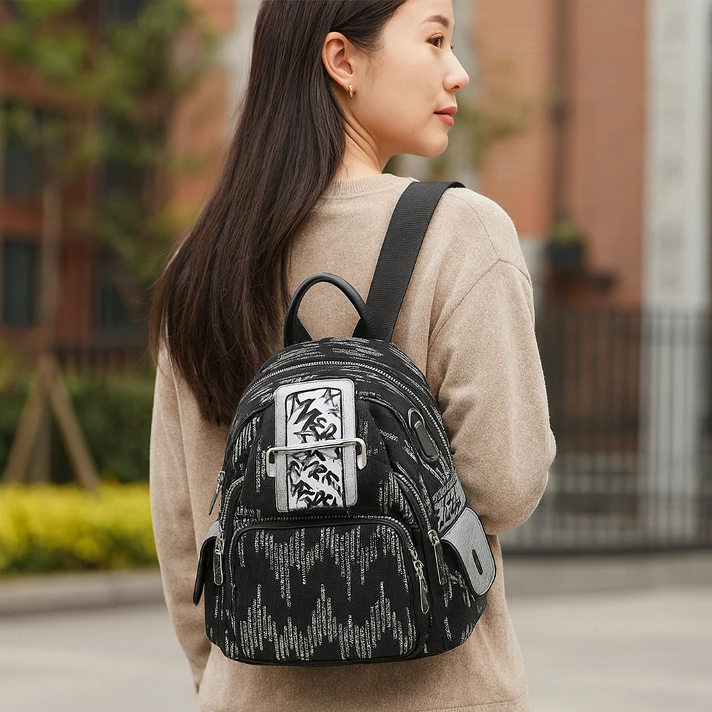 Mochila de Lentejuelas con Detalles Metálicos – Glamour y Estilo Urbano
