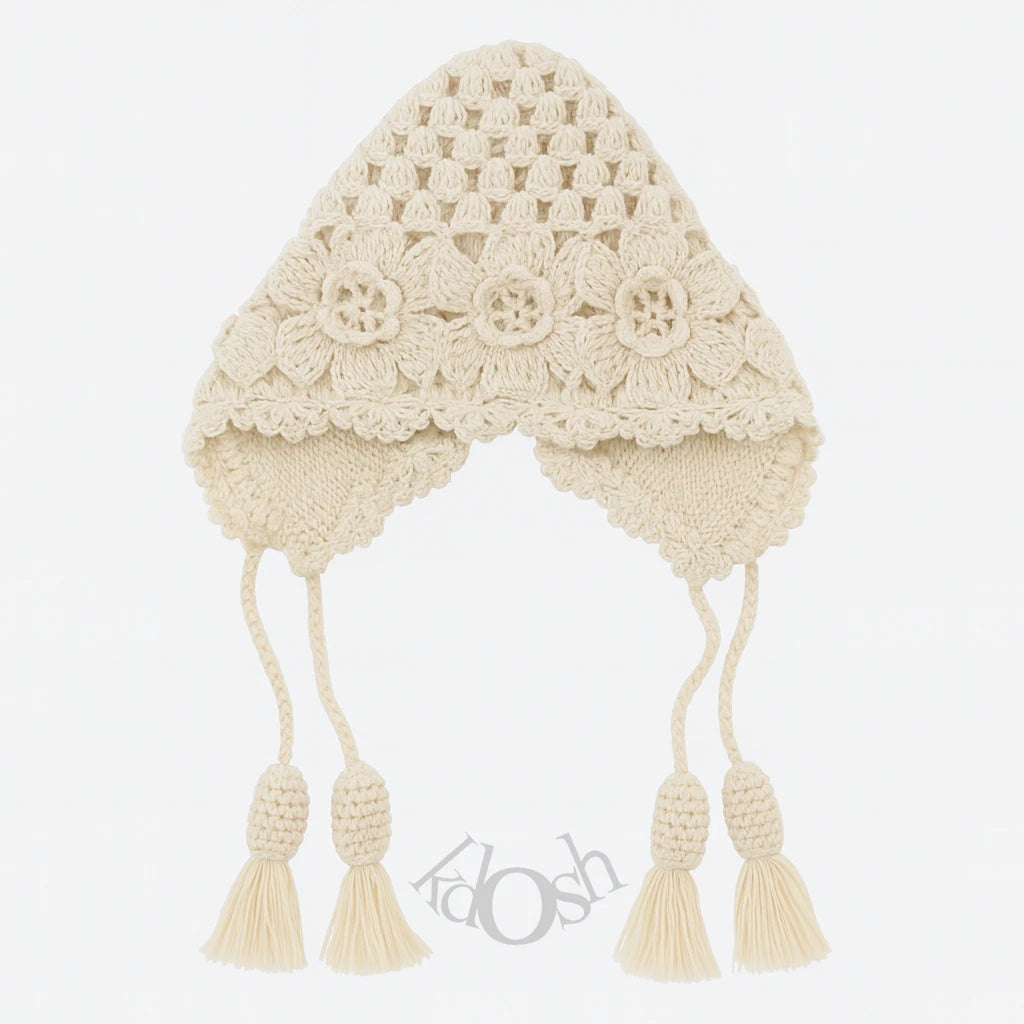 GORRO DE PUNTO CON FLORES Y POMPONES