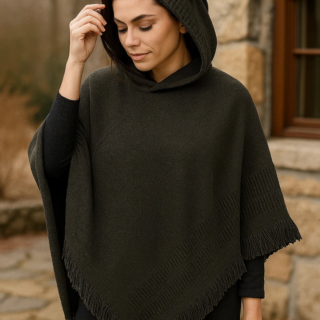 PONCHO DE PUNTO CON CAPUCHA Y FLECOS – ESTILO BOHEMIO Y CONFORT 🧥