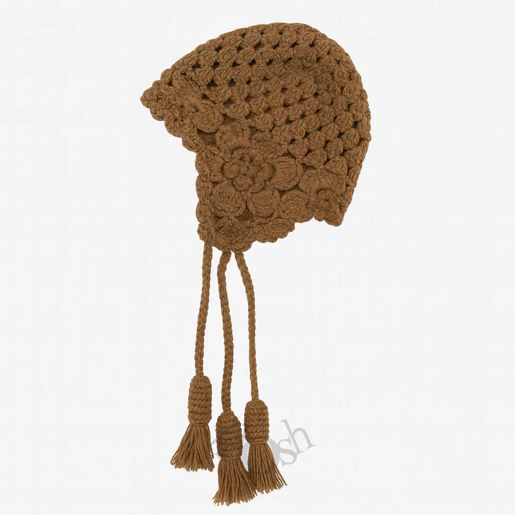 GORRO DE PUNTO CON FLORES Y POMPONES