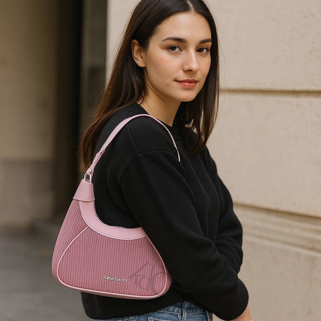 Cartera Tipo Media Luna Texturizada – Minimalismo Chic