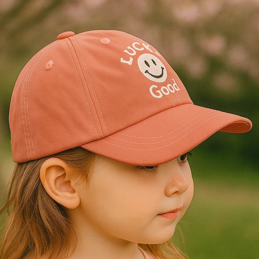 Gorra Unisex “LUCKY GOOD” con Carita Feliz – Estilo Fresco y Positivo