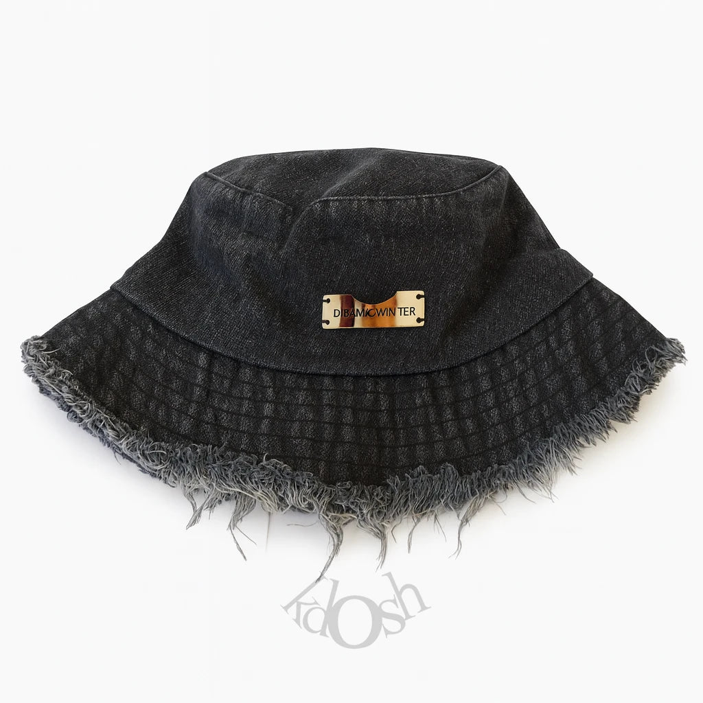 Sombrero denim con placa minimalista y estilo urbano