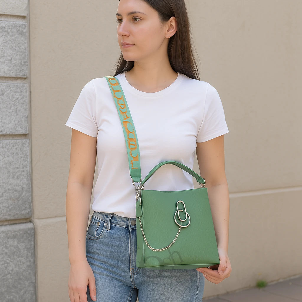 Cartera con Cadena Decorativa – Elegancia Moderna y Actitud Urban