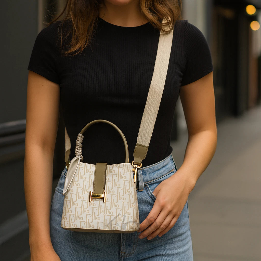 Bolso de Cuero Sintético con Estampado y Pañuelo Chic – Elegancia Versátil