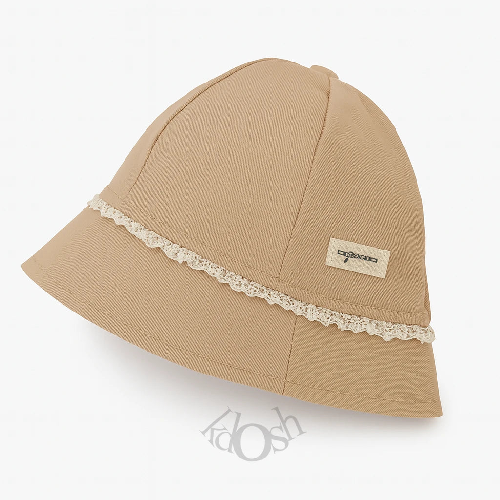 GORRO DE BEBÉ CON PROTECCIÓN Y ENCAJE