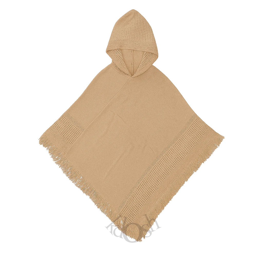 PONCHO DE PUNTO CON CAPUCHA Y FLECOS – ESTILO BOHEMIO Y CONFORT 🧥