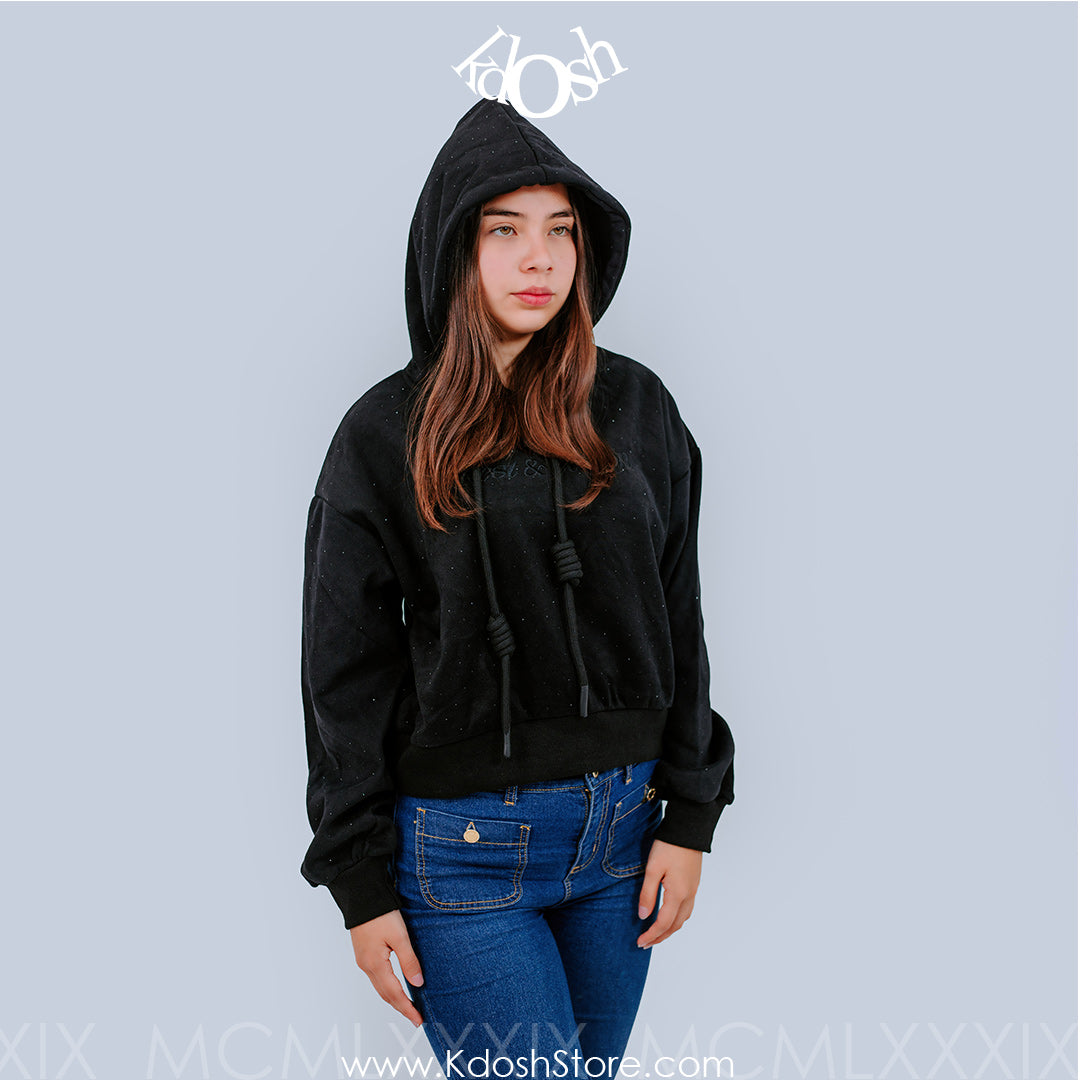 Polera con Capucha – Estilo Urbano y Detalles Delicados
